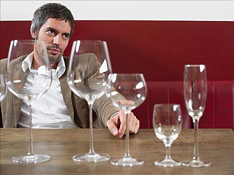 男人,坐,桌子,葡萄酒,玻璃杯