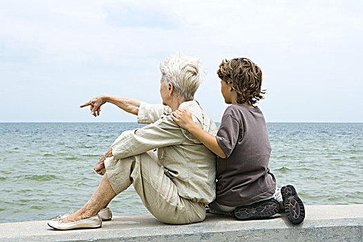祖母,孙子,坐,一起,海洋,女人,指向,后视图