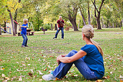 父子,玩,棒球,公园,母亲,看,艾伯塔省,加拿大