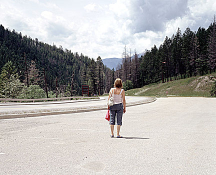 背影,风景,女人,站立,空,道路,落基山脉,树,山,背景,靠近,加拿大,七月,2008年