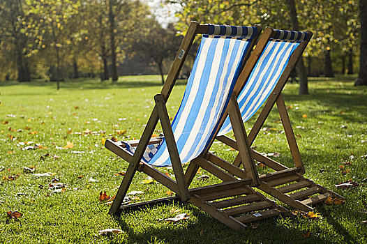 英格兰,伦敦,海德公园,两个,空,折叠躺椅