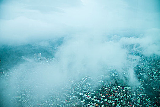 台湾台北市142大厦上眺望云雾中的台北市景