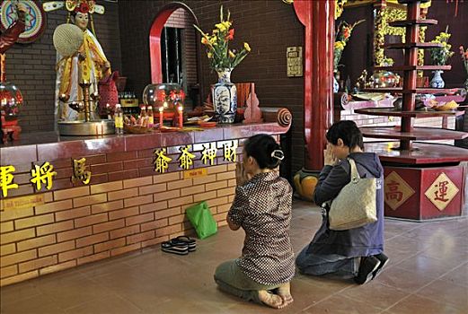 两个女人,跪着,祈祷,正面,佛,圣坛,塔,胡志明市,西贡,越南,东南亚