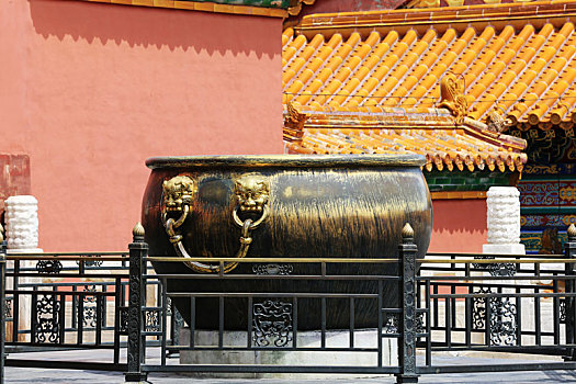 北京故宫太和殿前鎏金铜缸