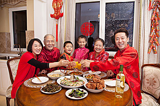 东方家庭过年吃团圆饭