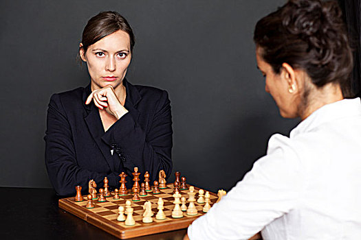 两个女人,玩,下棋
