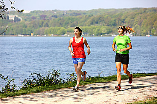 两个,娱乐,跑步者,女青年,25-30岁,慢跑,湖岸,小路