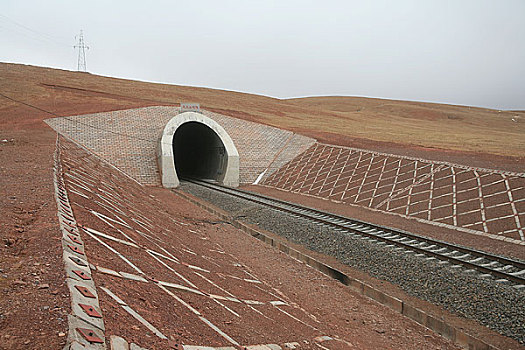 青藏铁路风火山隧道有世界第一高隧之称