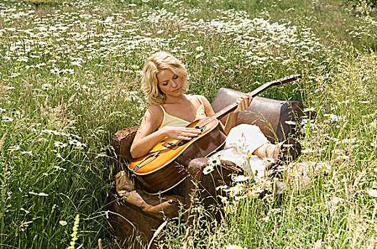 中年,女人,演奏,吉他,花园