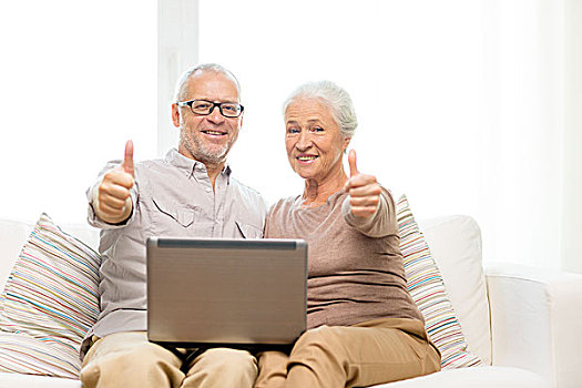 家庭,科技,手势,岁月,人,概念,高兴,老年,夫妻,笔记本电脑,展示,竖大拇指,在家