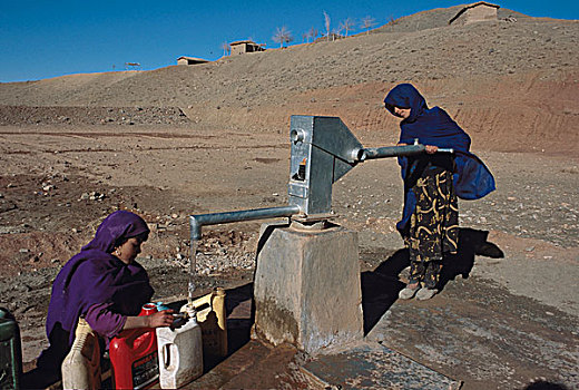 女孩,收集,安全,饮用水,一个,手,泵,联合国儿童基金会,乡村,地区,省,巴基斯坦