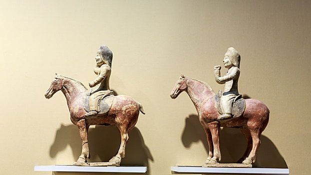 南京博物院馆藏画彩陶骑兵俑