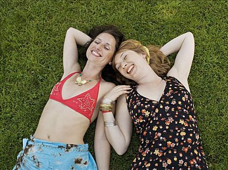 两个女人,卧,草地,微笑