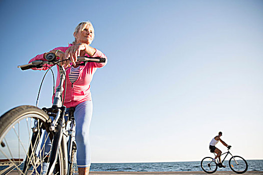 老年,女人,自行车,海滩
