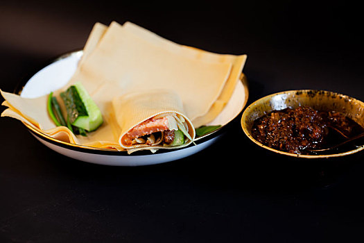中国传统美食干豆腐卷和肉酱特写