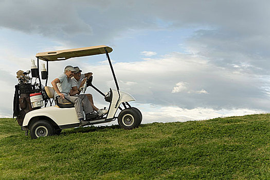 两个,打高尔夫,坐,高尔夫球车,笑