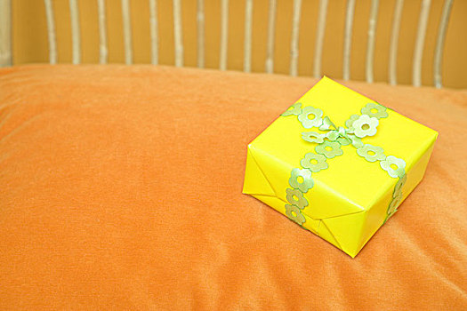 枕头,特写,礼物,惊讶,生日,生日礼物,小包装,黄色,静物,橙色,概念,喜悦