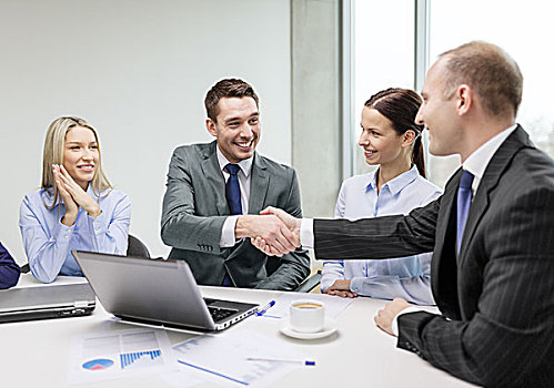 商务,科技,办公室,概念,两个,微笑,商务人士,握手