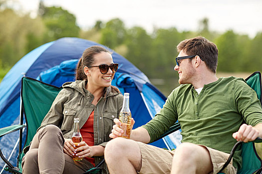 幸福伴侣,喝,啤酒,营地,帐蓬