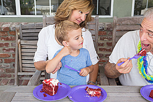 孙子,母亲,看,老人,吃,生日蛋糕