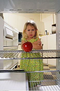 女孩,肖像,看,苹果,电冰箱