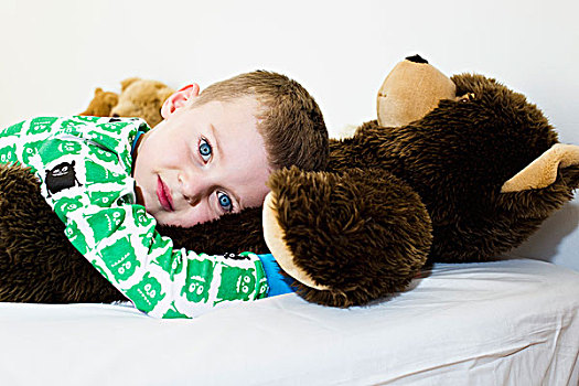 男孩,搂抱,泰迪熊,床上