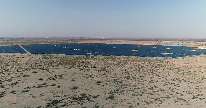 新疆哈密,光伏电站闪耀戈壁荒漠