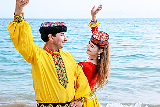 海边,沙滩,新疆哈萨克族女孩,民族服饰,舞蹈
