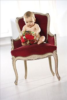 男婴,坐,扶手椅,玩,皇冠