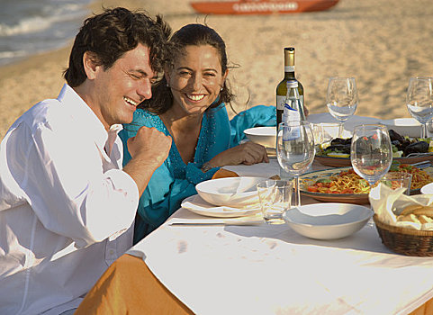 伴侣,吃饭,喝,笑,海滩