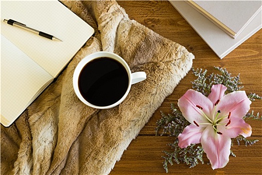 木质,书桌,一杯咖啡,笔记本,花