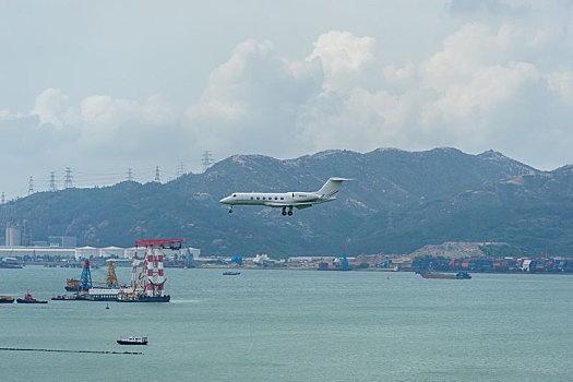 一架美国湾流航天生产的私人飞机正降落在香港国际机场